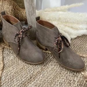 Corkys Hey Girl Totes Leopard Laces Booties Boots Size 8 Like New